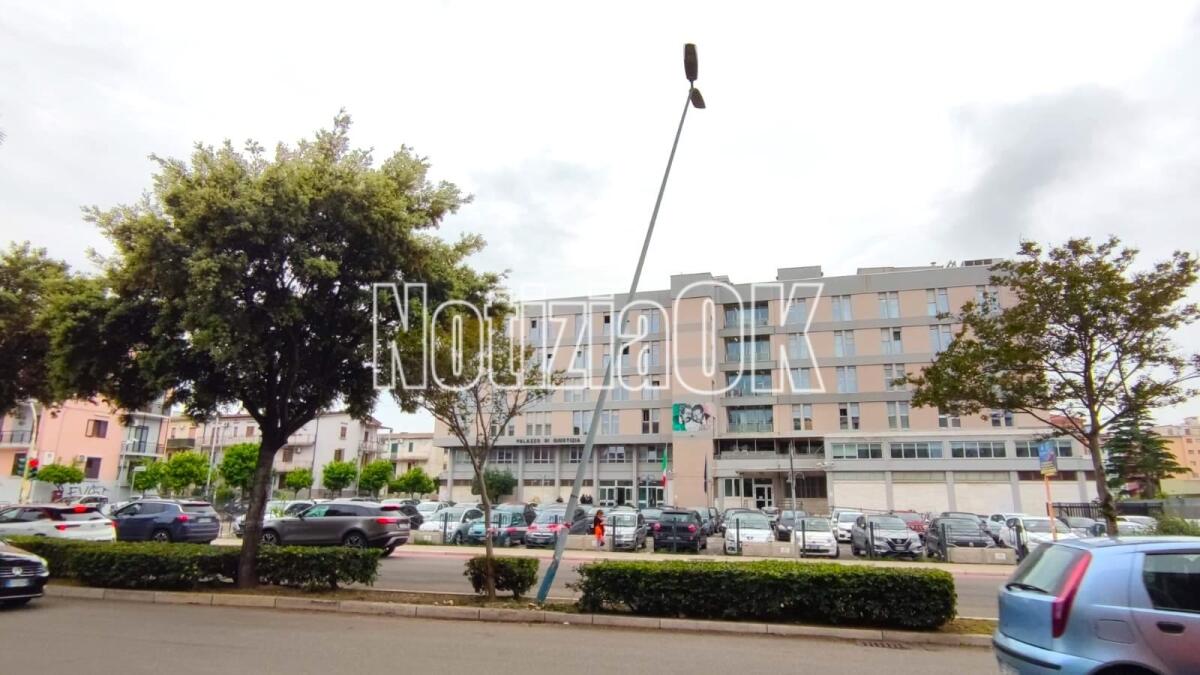 Crotone, incidente danneggia un lampione su Corso Mazzini - 