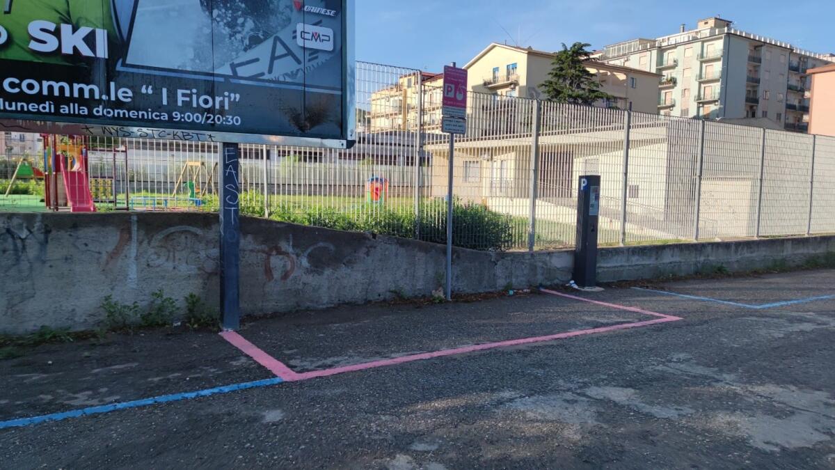 Nei quartiere di Crotone: strisce rosa? Basta chiedere: ritorno alla normalità a Corso Mazzini - 