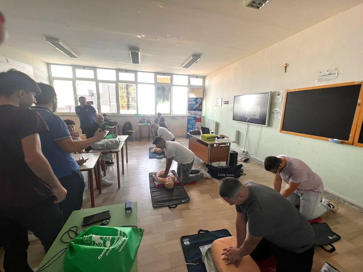 Formazione Blsd a tutto mare: i ragazzi del Ciliberto-Santoni si formano con Simeup Crotone - 