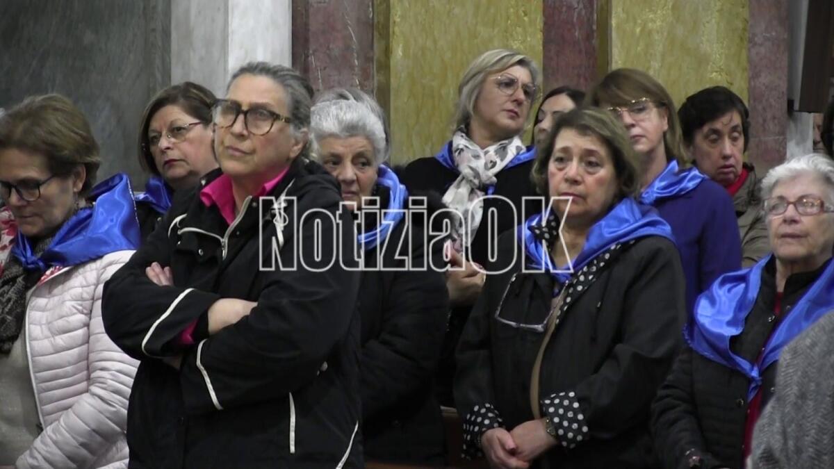 Crotone - Un coro di fazzoletti azzurri dei Cenacoli di Natuzza ai piedi della Madonna di Capo Colonna - 