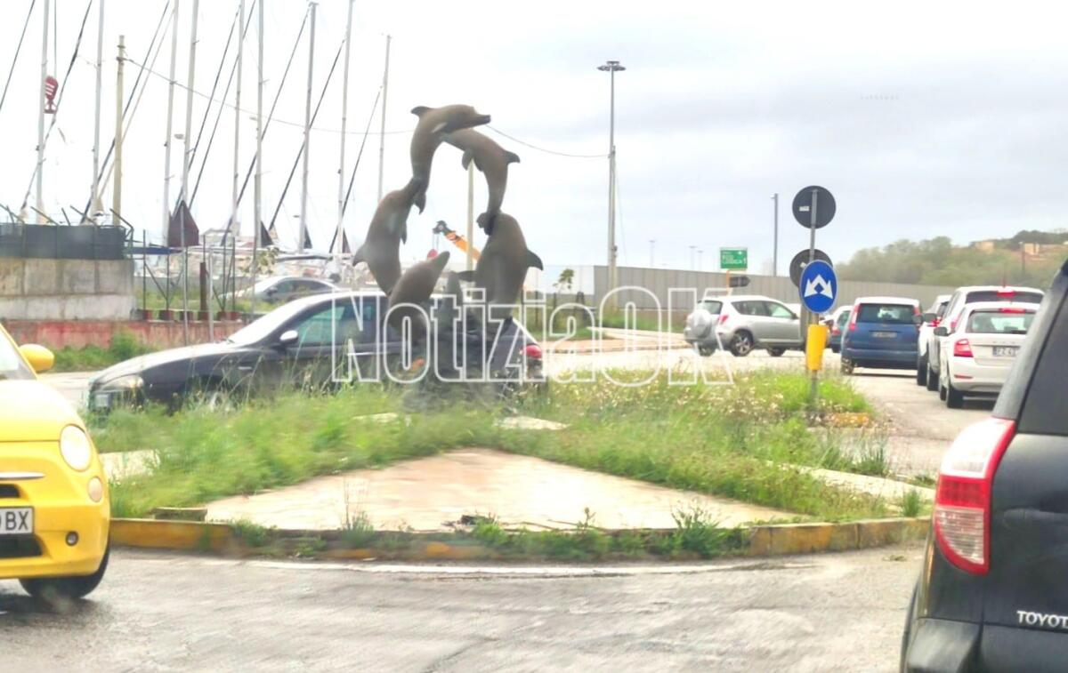 Nei quartieri di Crotone: il delfino resiste ma la rotonda... - 