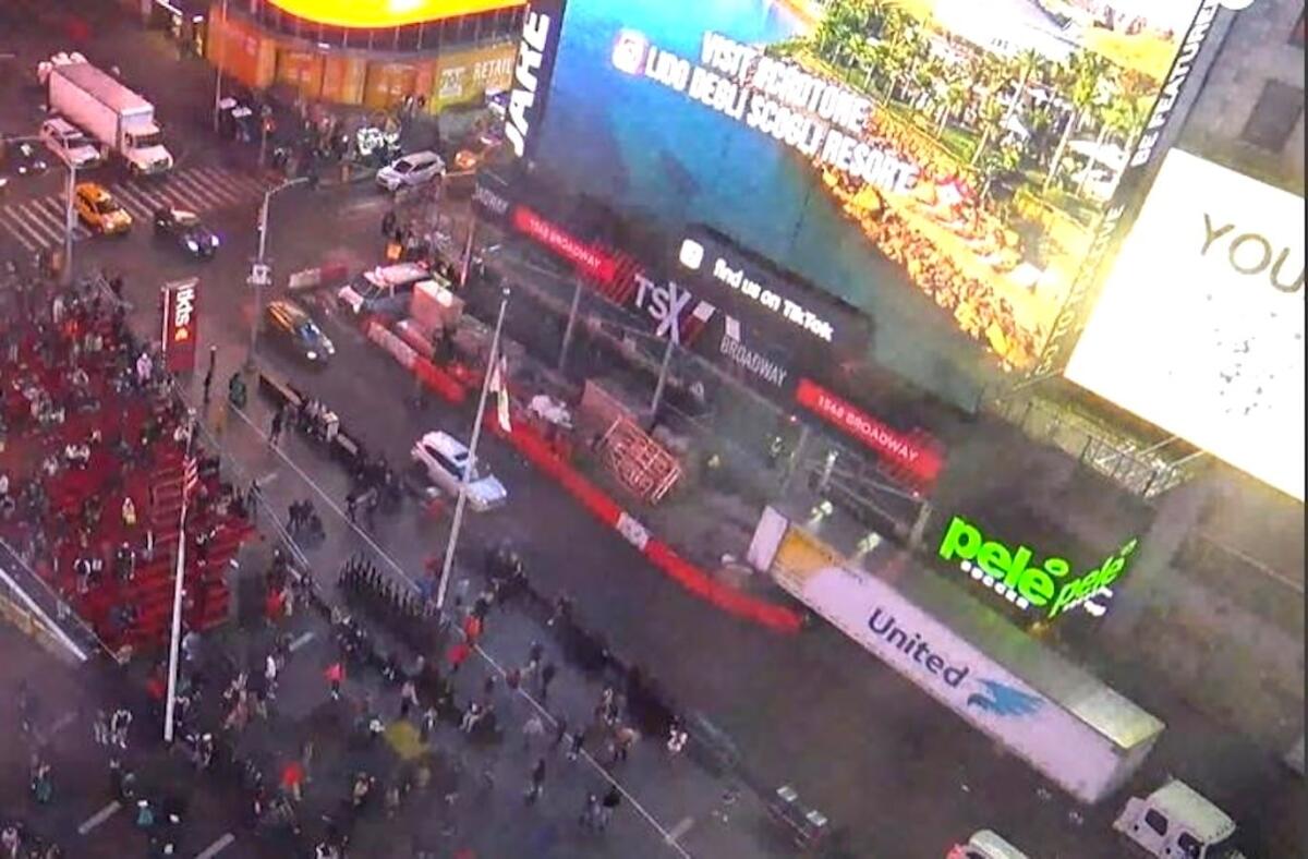 Editoriale: Se per merito di due crotonesi, Crotone per 15 secondi ha illuminato Times Square, cosa potremmo fare se fossimo tutti insieme. - 