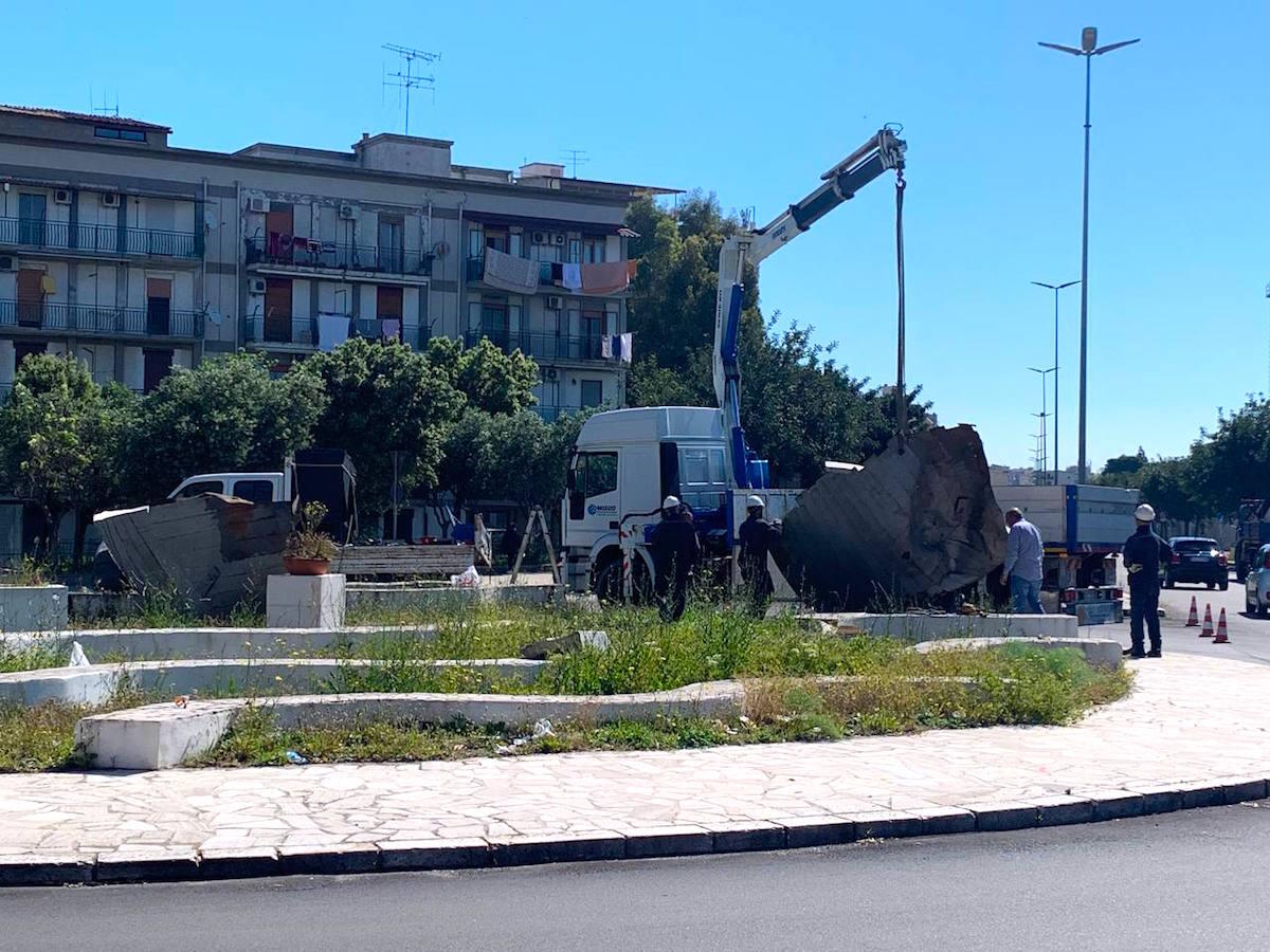 Crotone - E la barca se ne va... rimossa la prua della nave greca da piazza Caputi - 