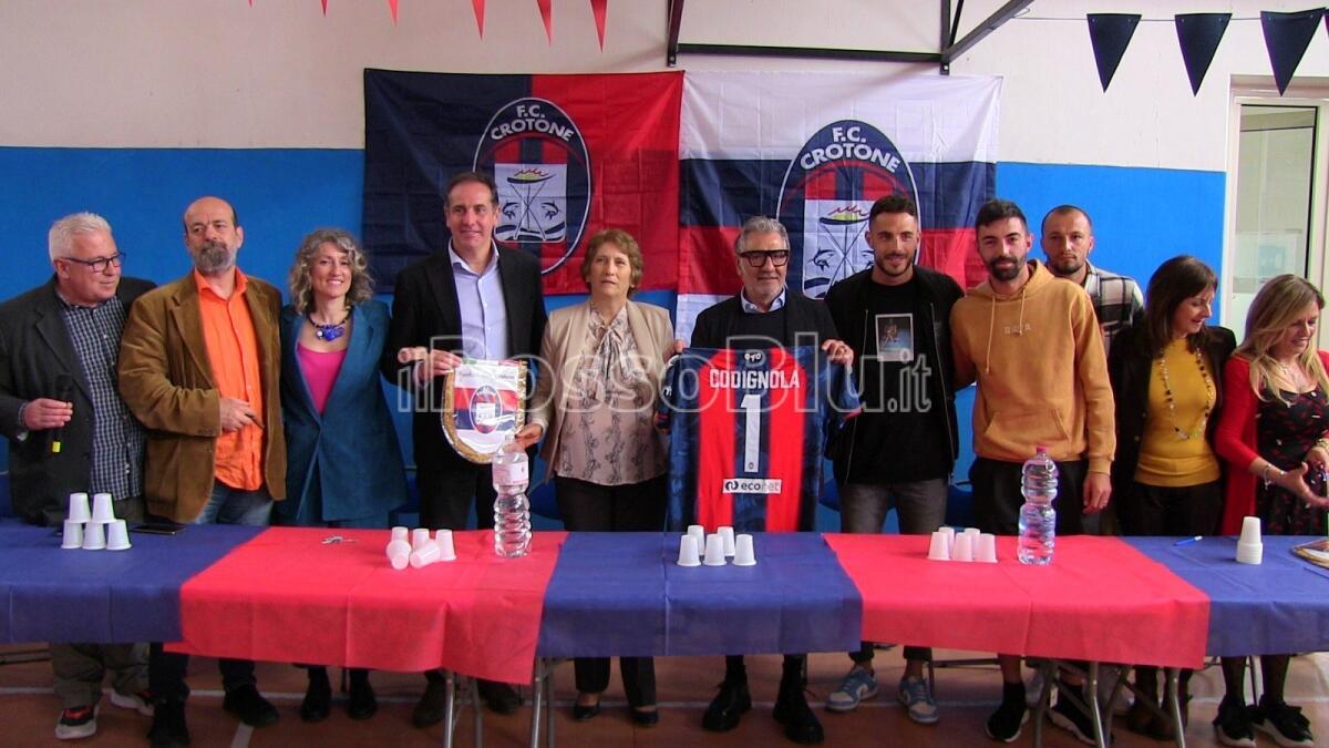 Crotone Calcio | Festa rossoblù per la squadra di Zauli: i bambini del Codignola accolgono i loro "Super Eroi" - 