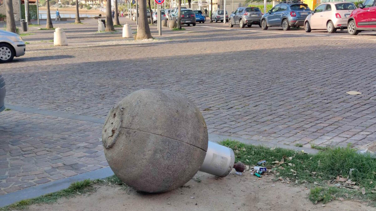 Nei quartieri di Crotone: non è una città per palle, e neppure per arredamenti - 