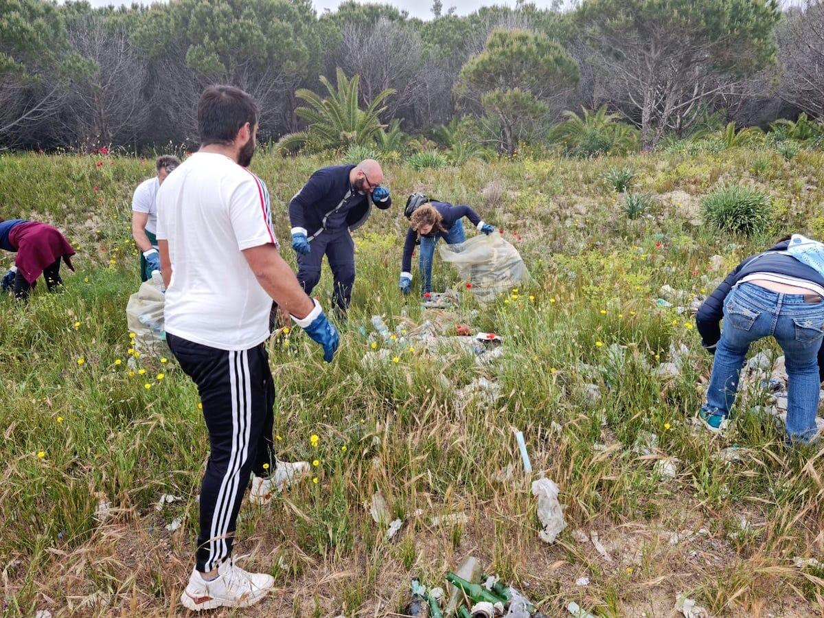 Crotone, volontari in campo per ripulire dai rifiuti la Pineta di Gabbella - 