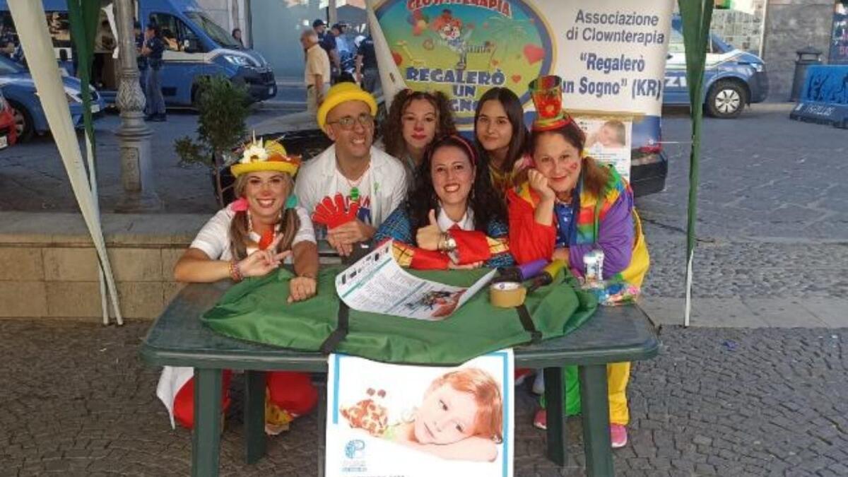 Crotone - Il coraggio nei sorrisi dei "nasi rossi" - 
