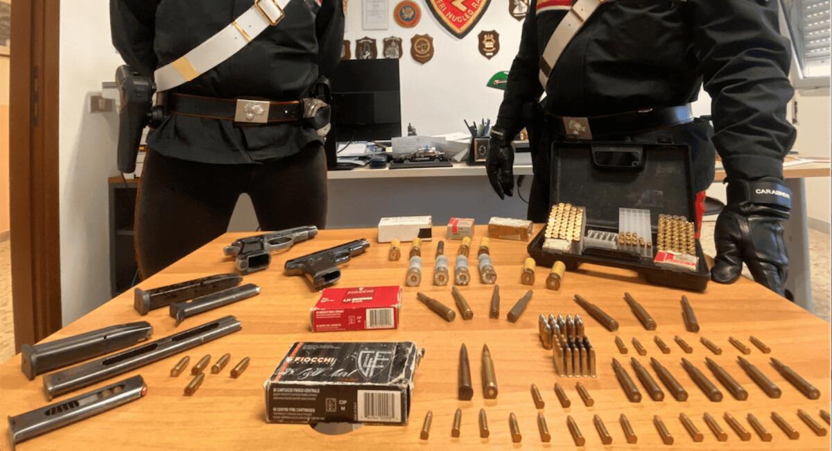 Cirò Marina, trentacinquenne in arresto: rinvenute in casa armi e munizioni clandestine - 