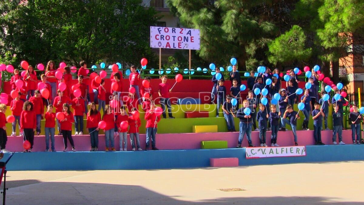 Crotone Calcio | Festa rossoblù con i bambini del Codignola - 