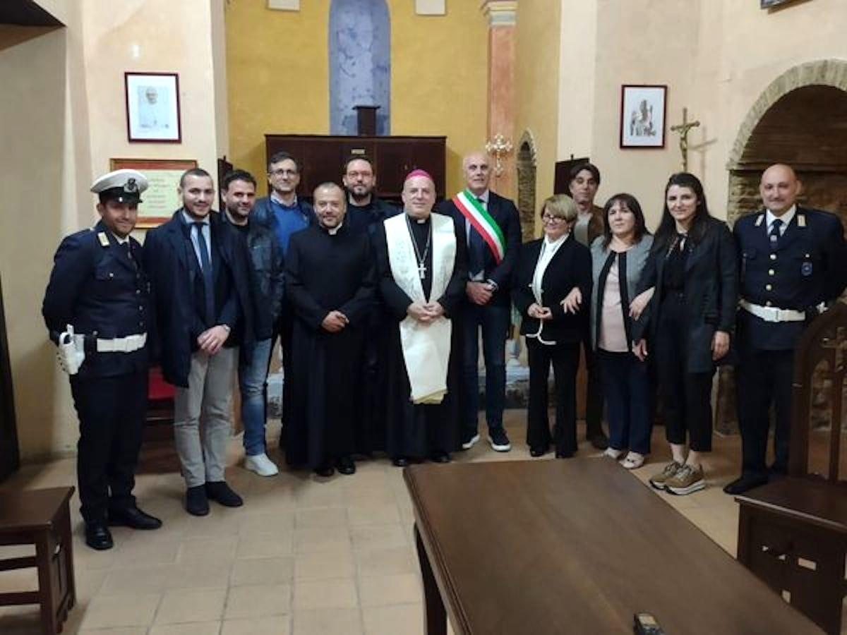 Strongoli, donata all'Arcivescovo Panzetta una Stola Mariana ricamata a mano - 
