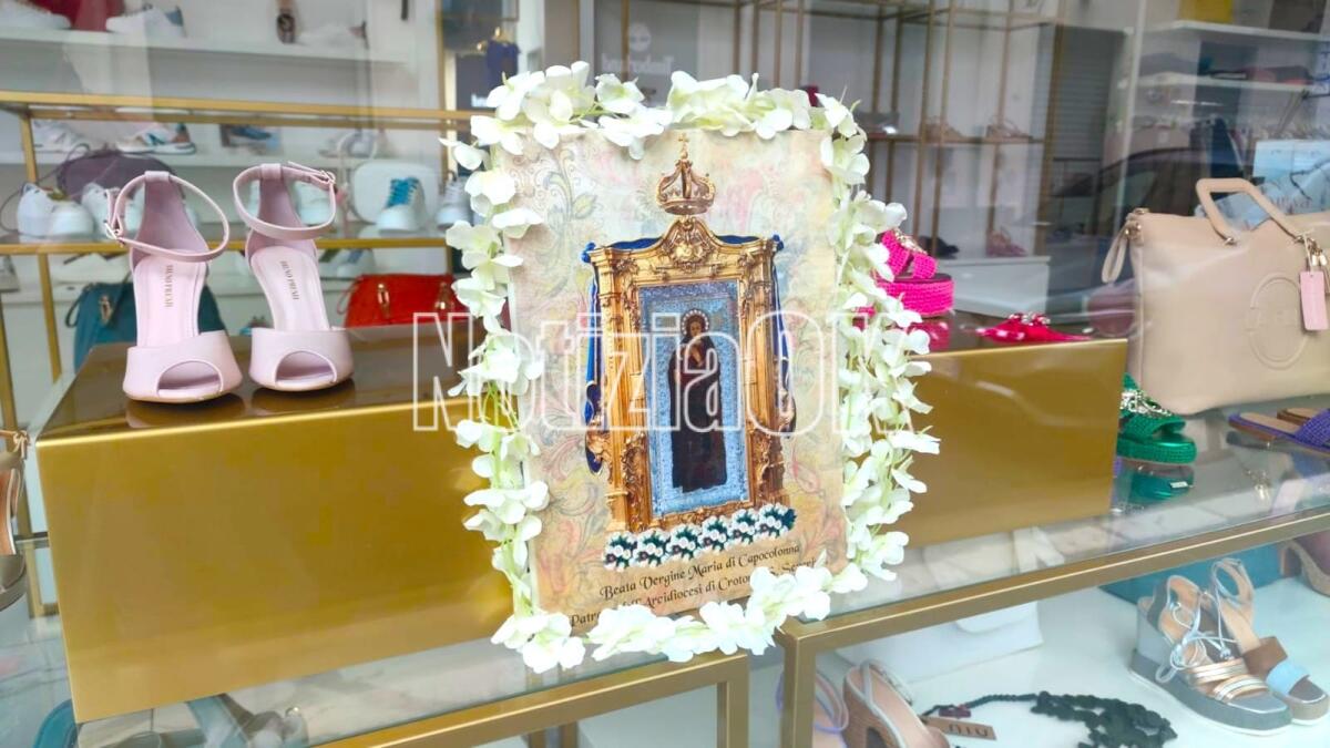 Crotone - Anche quest'anno le vetrine in fiore per la Madonna di Capo Colonna - 