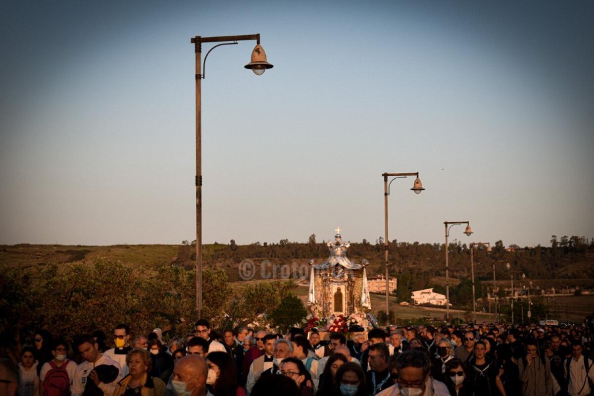 Crotone - Il pellegrinaggio si farà, in cammino all'alba - 