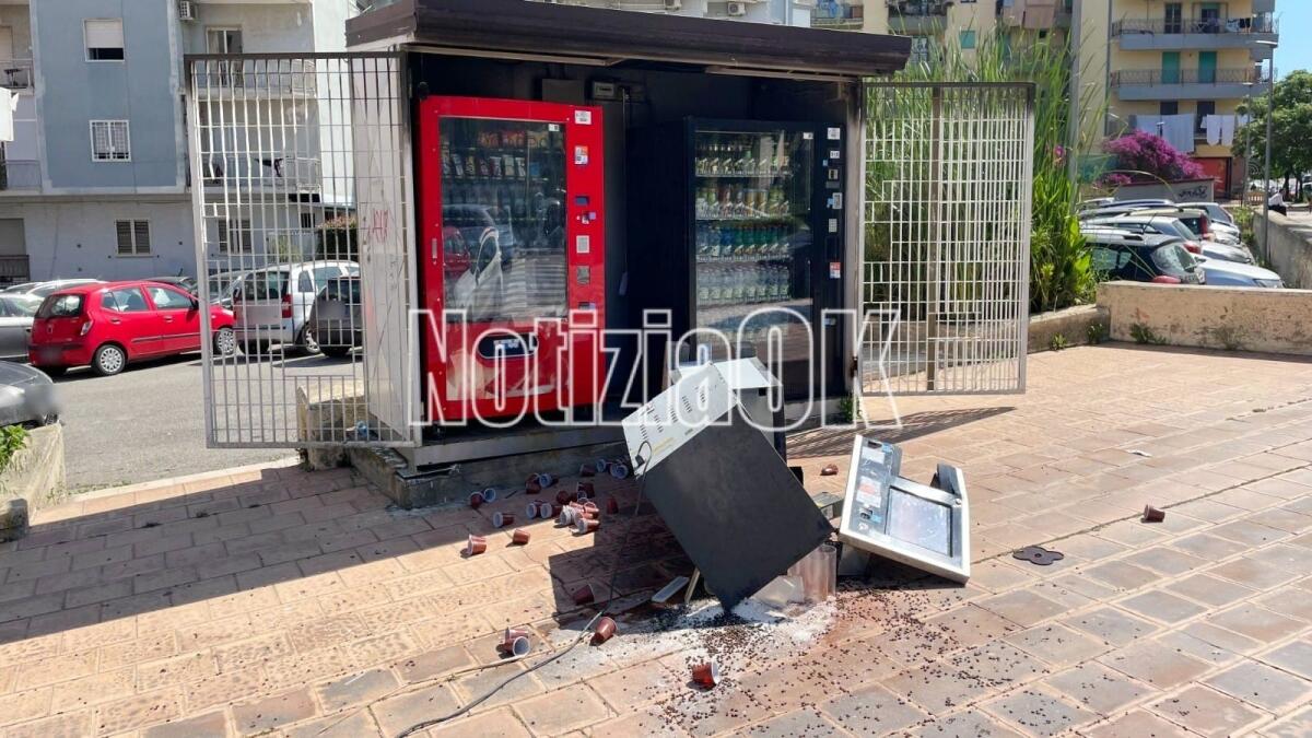 Crotone - Atto di vandalismo in pieno centro - 
