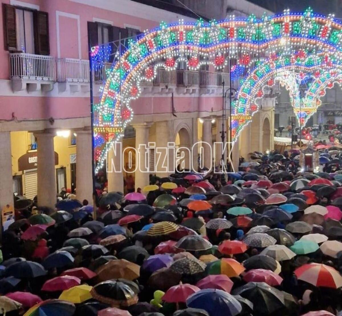 La devozione dei crotonesi: in una mano l'ombrello nell'altra il rosario - 