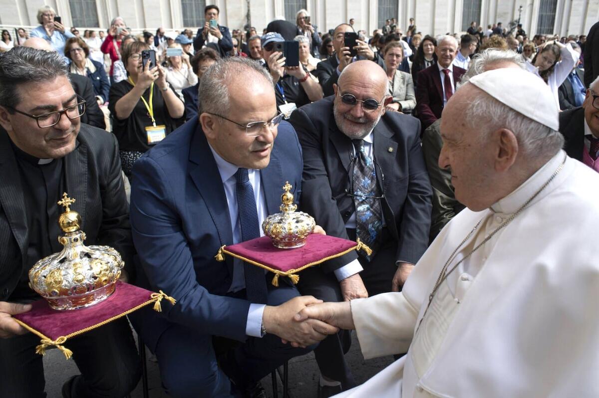 Papa Francesco benedice le corone realizzate da Affidato per la Madonna di Polsi - 