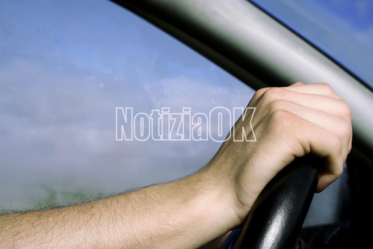 Troppi giovani al volante senza cintura e col cellulare in mano - 