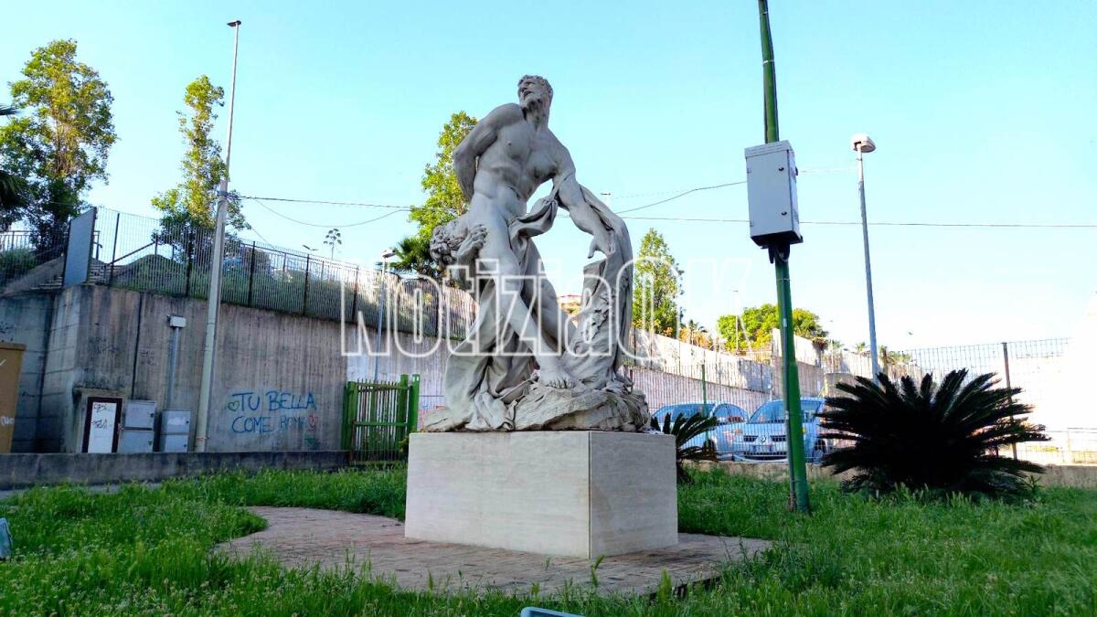 Nei quartieri di Crotone: ci sono tanti monumenti, alcuni però senza riferimenti storici - 