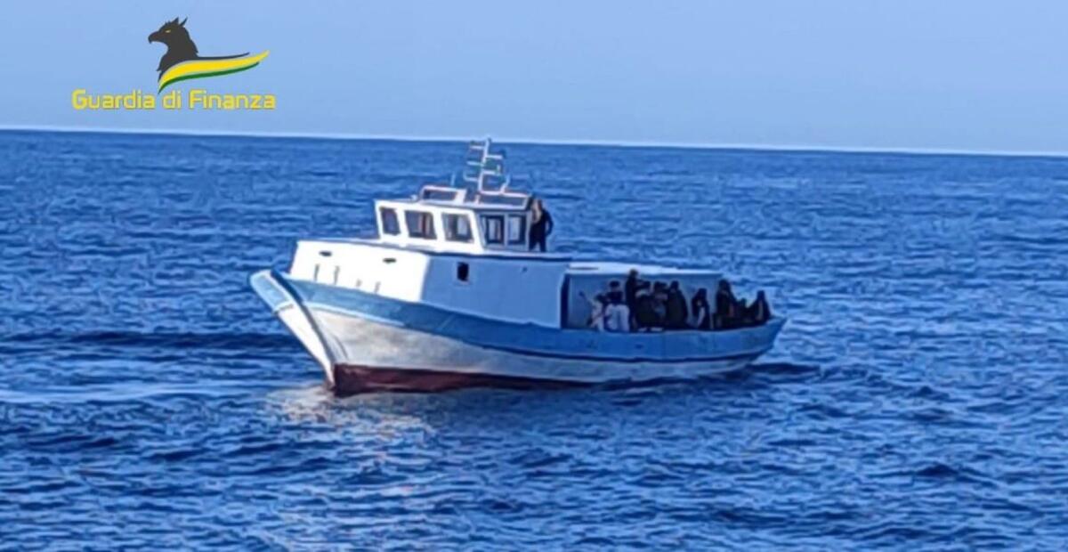 Crotone - Sbarco di migranti: arrestati 4 presunti scafisti - 