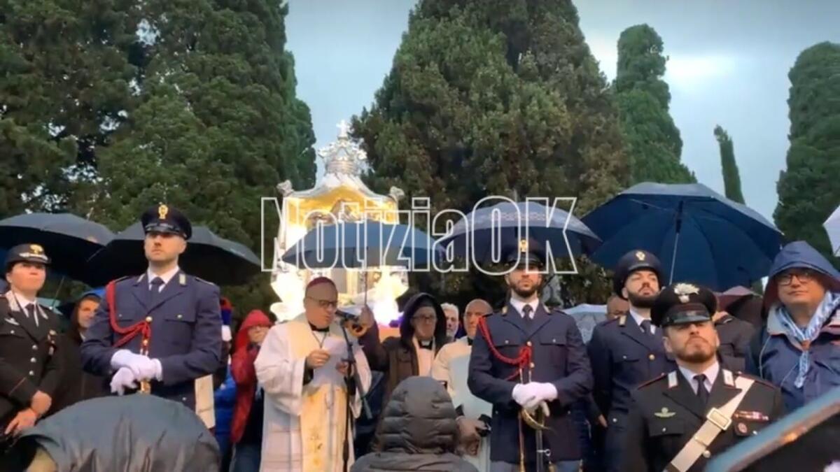 Crotone - Il quadricello al cimitero, la preghiera e la speranza - 
