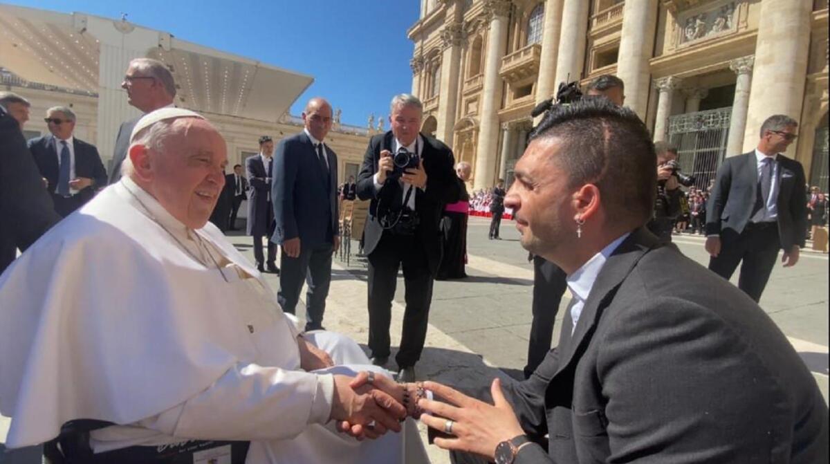 Raffaele Capperi e la sua gentilezza approdano in Piazza San Pietro: "Continua la mia lotta al bullismo" - 