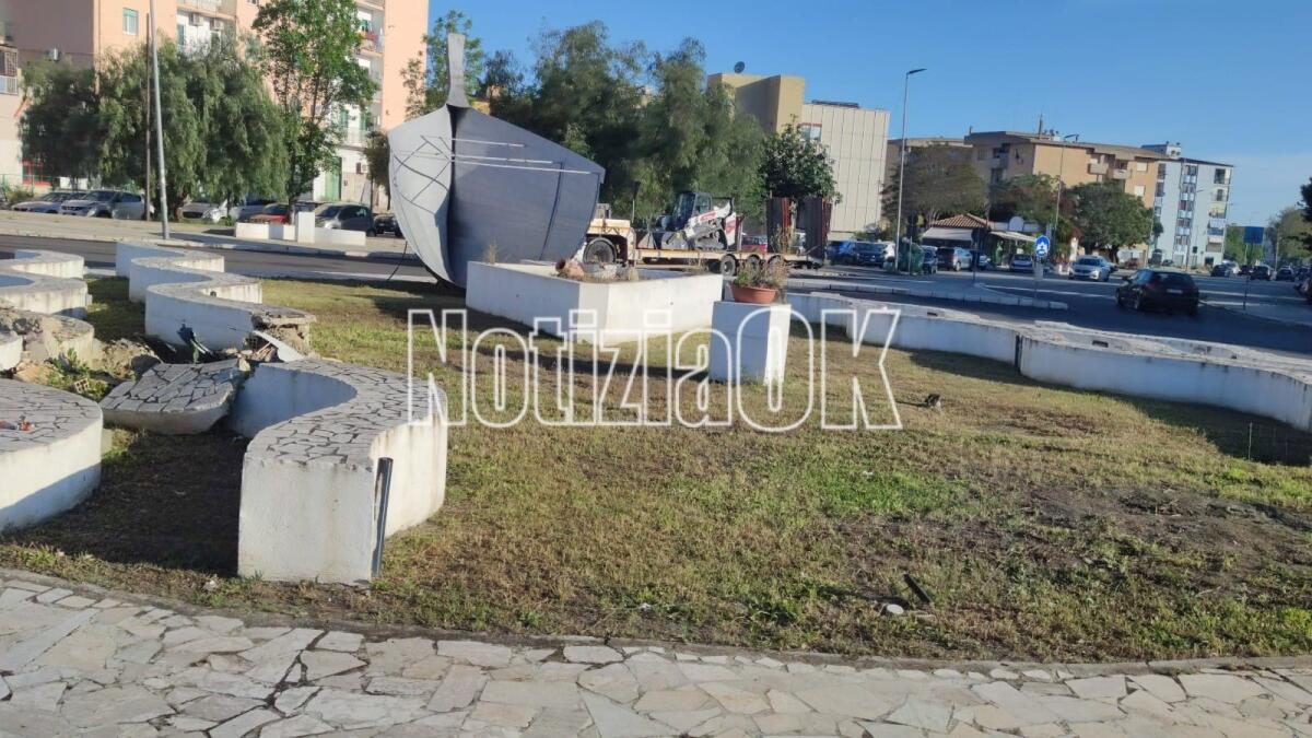 Crotone, Piazza Caputi si rifà il look in attesa del ritorno della prua della barca - 