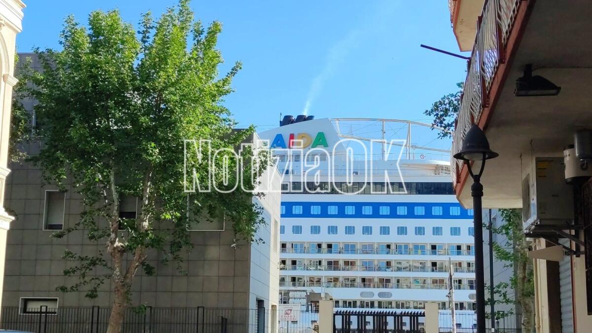 Crotone - Spunta l'enorme Aida Blu con i suoi turisti - 