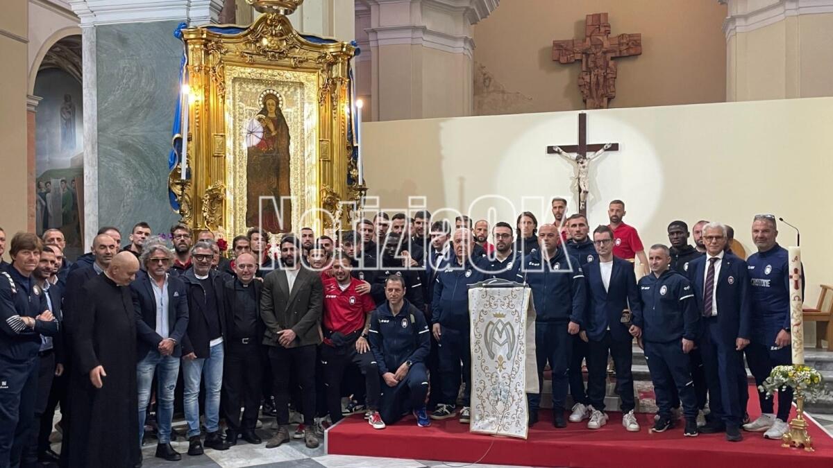 La visita dei rossoblù in Duomo: un cammino di preghiera verso la Madonna di Capo Colonna - 