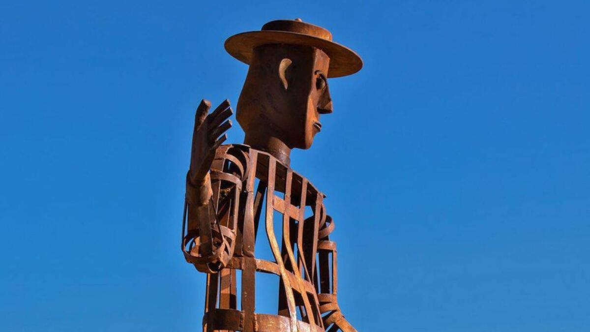 "Arte per ricordare": una scultura che celebra l'accoglienza calabrese - 