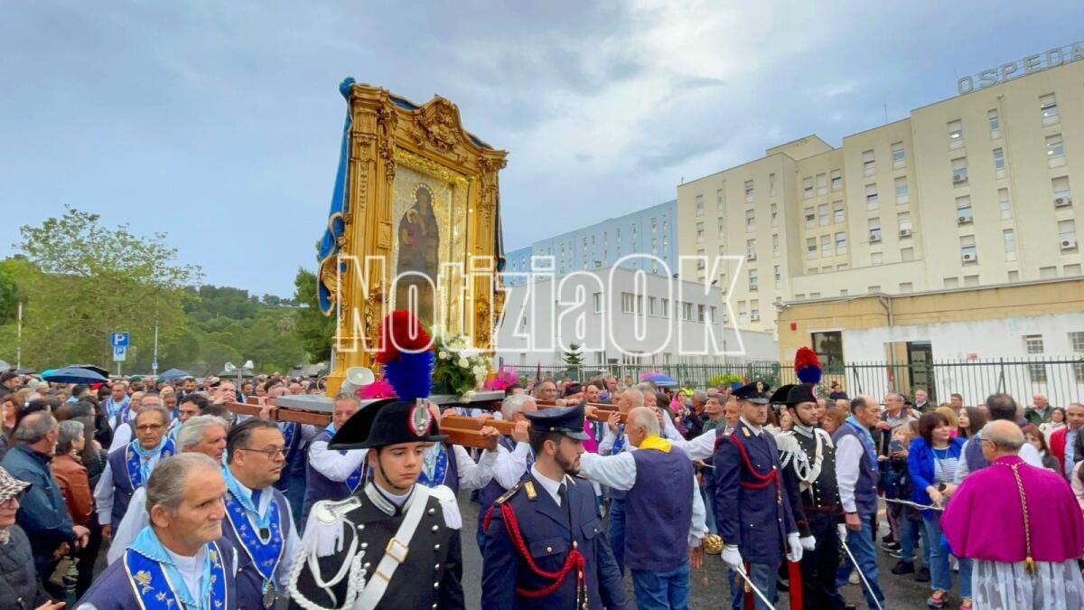 Crotone - La pioggia non ha fermato la processione cittadina - 
