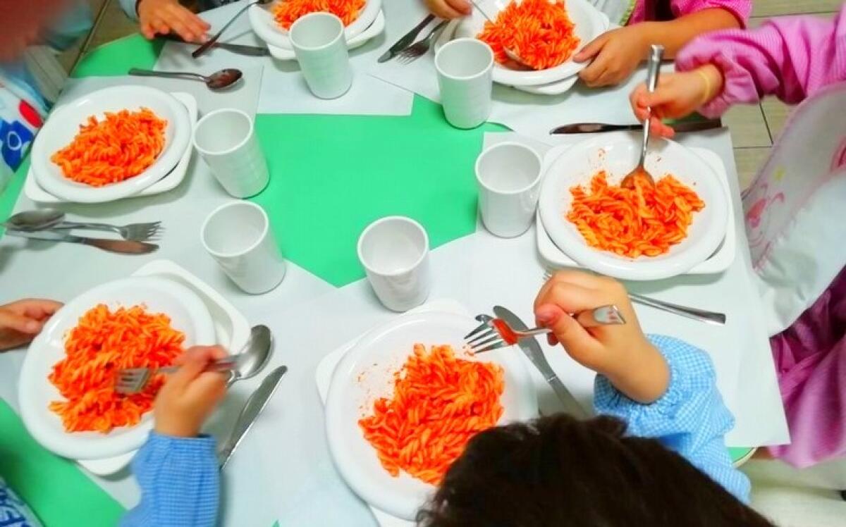 Crotone - Al via le iscrizioni per il Servizio di Mensa Scolastica - 