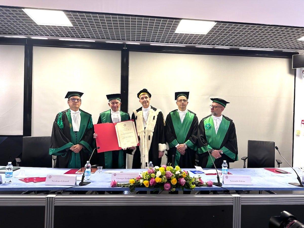 Conosciuto in tutto il mondo per i suoi vini, Nicodemo Librandi è dottore in Scienze agrarie ed alimentari - 