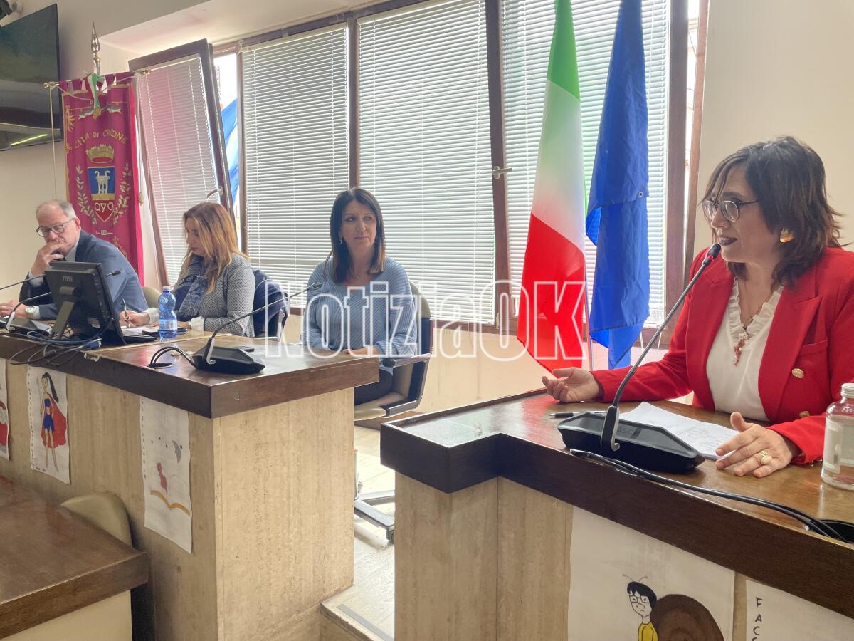 La dirigente Maria Fontana Ardito presenta il suo libro per ragazzi ai suoi studenti - 