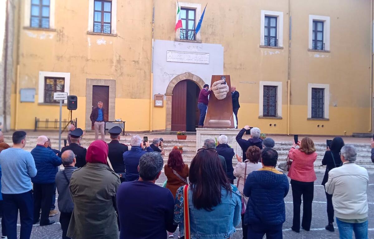 Symbolon, una scultura donata a Cutro in ricordo dei migranti - 