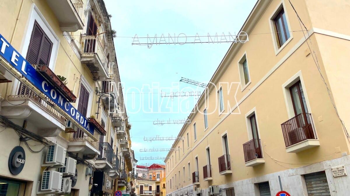 Crotone - A mano a mano..... si accendono le luci - 