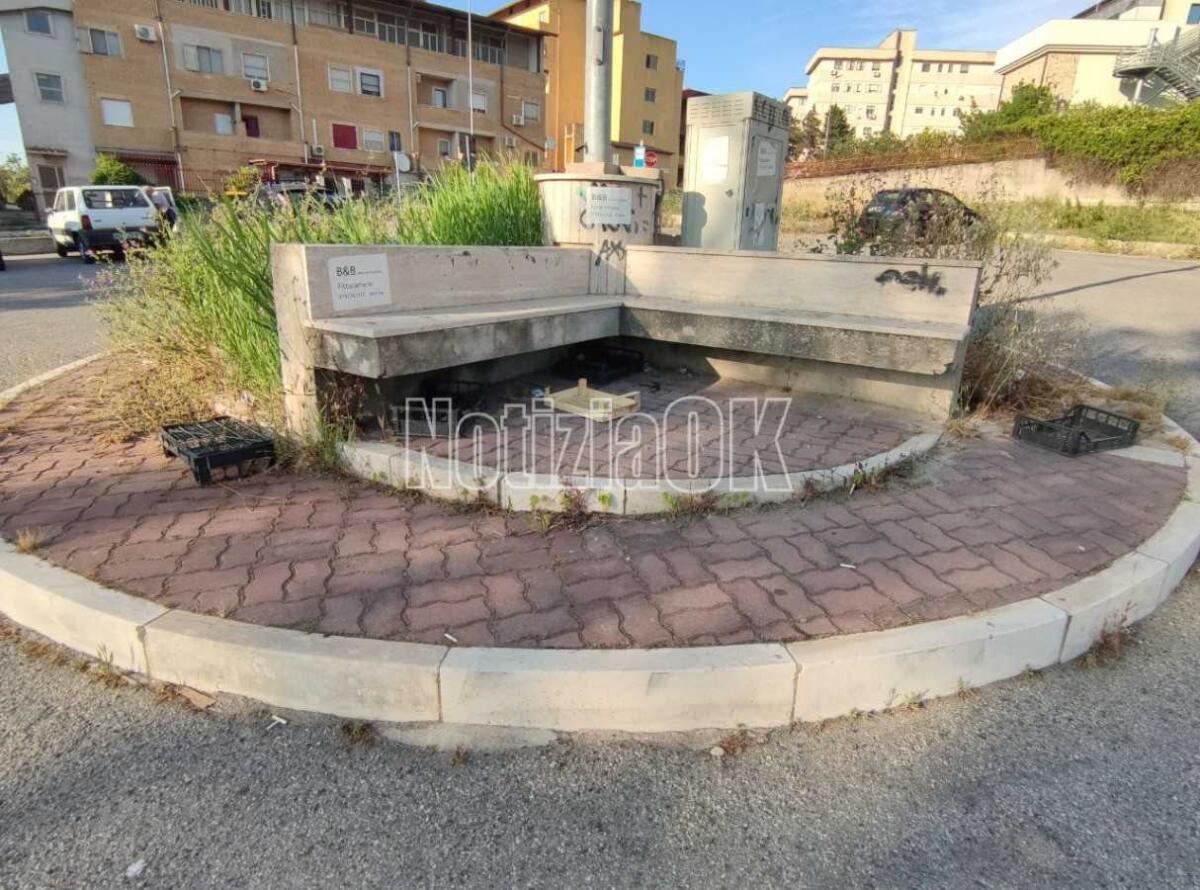 Nei quartieri di Crotone: c'è ben poco di decorso in arredamenti senza logica - 