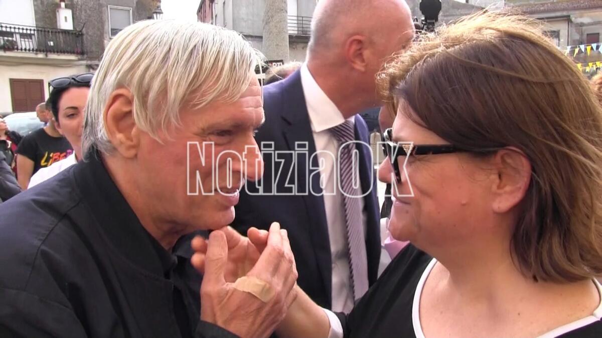 «La verità passeggia per le vie di Strongoli»: a dieci anni dalla scomparsa di Gabriele De Tursi chiesto il coraggio di parlare - Don Luigi Ciotti, Anna Dattoli, di fronte la Chiesa dei Santi Pietro e Paolo