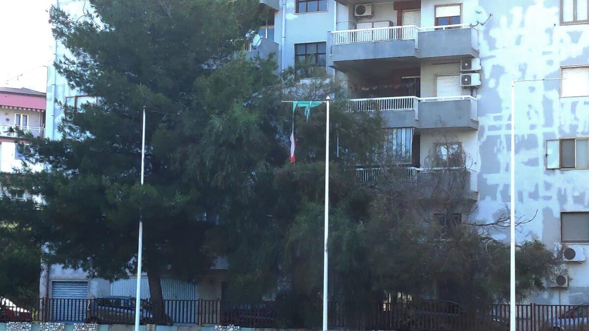 Nei quartieri di Crotone: dopo i mosaici svaniscono anche le bandiere - 