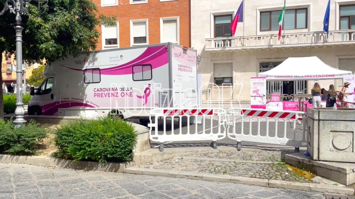 Crotone, donne in cerca di prevenzione: la "Carovana" di Komen fa il pieno - 