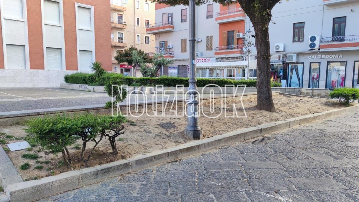 Nei quartieri di Crotone: in via V. Veneto due facce della stessa medaglia - 