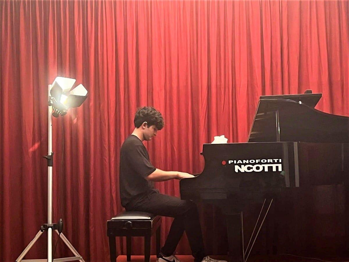 Crotone - Fluidità, musicalità del giovane pianista Vincenzo Antonio Grandinetti - 