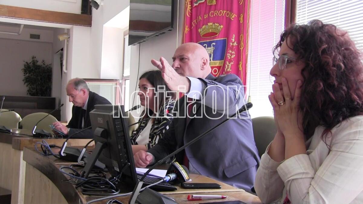 Crotone - Ordinanza dei sacchi neri, il sindaco: "Multe e chiusura delle attività commerciali" - Antonella Passalacqua, Vincenzo Voce, Isabella Secreto