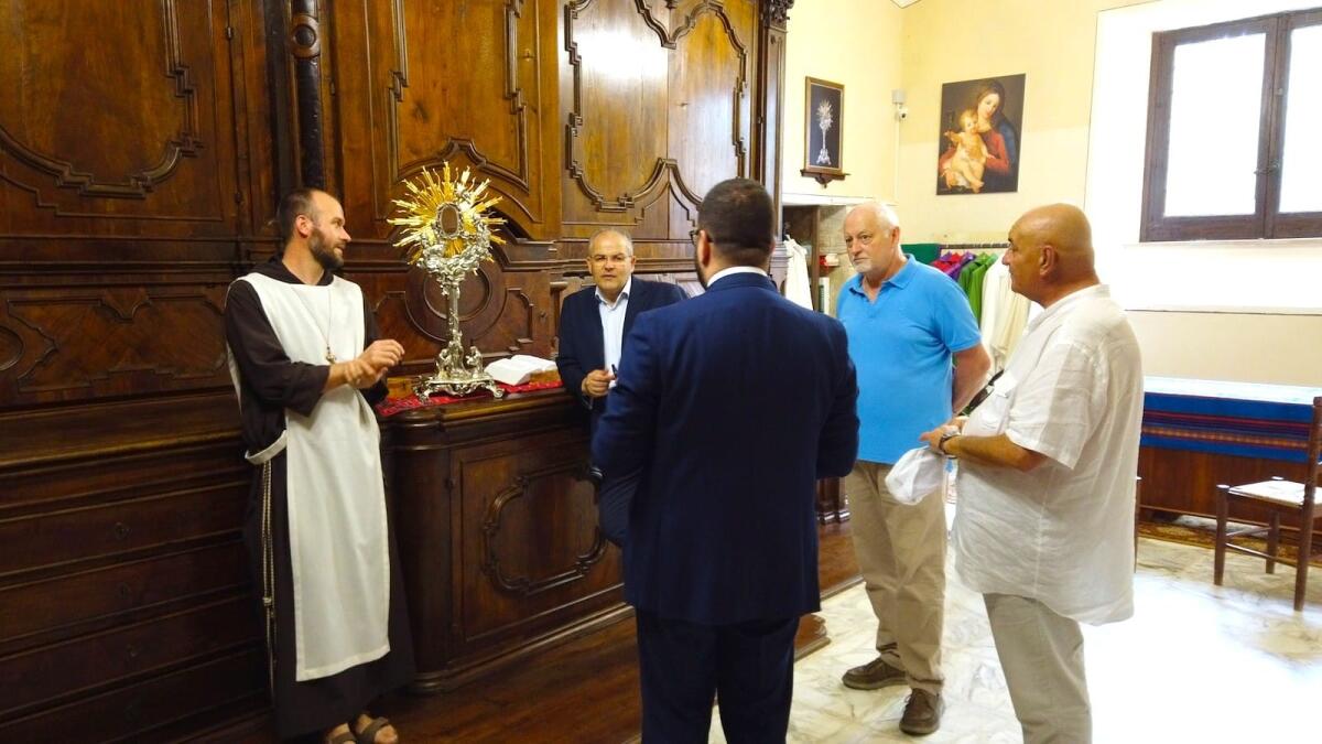 Petilia Policastro - Interventi per far brillare l'Ostensorio della Santa Spina - DCIM102MEDIADJI_0186.JPG