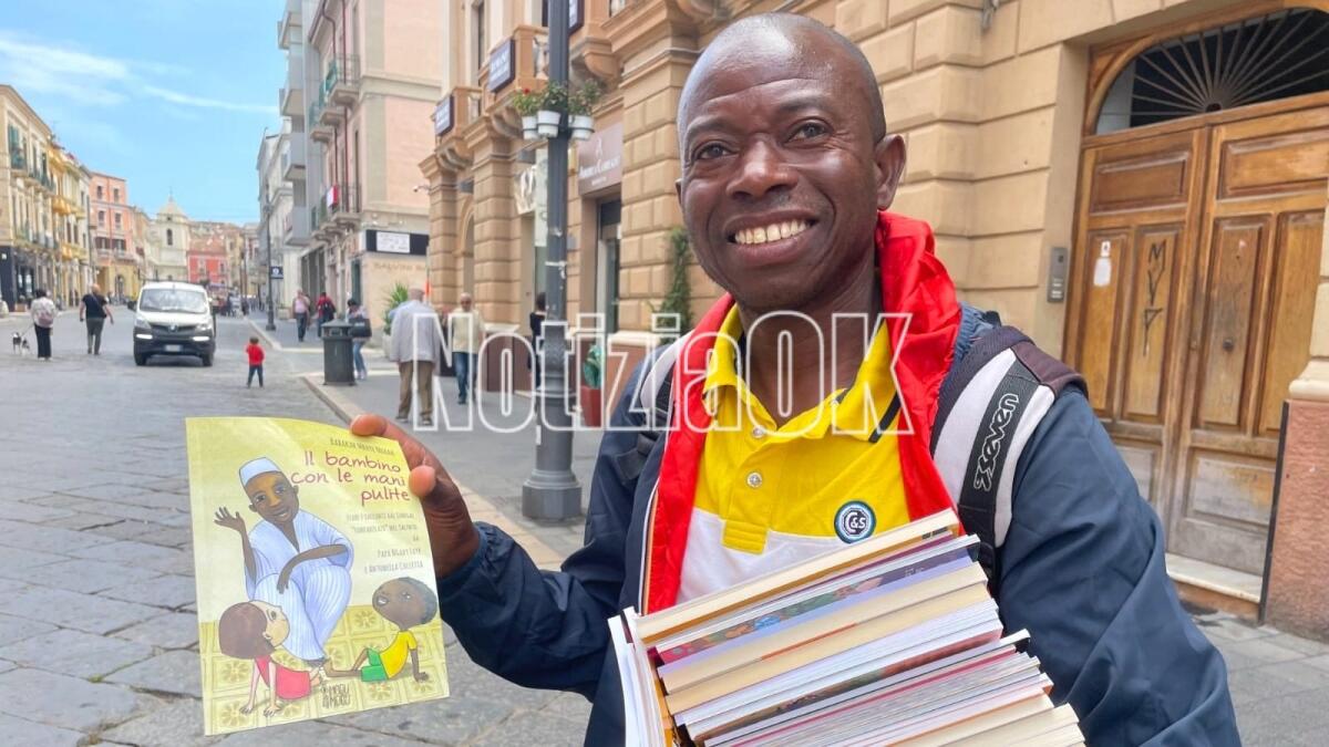 Crotone - La favola di Djily, il migrante che vende libri e racconti africani - 
