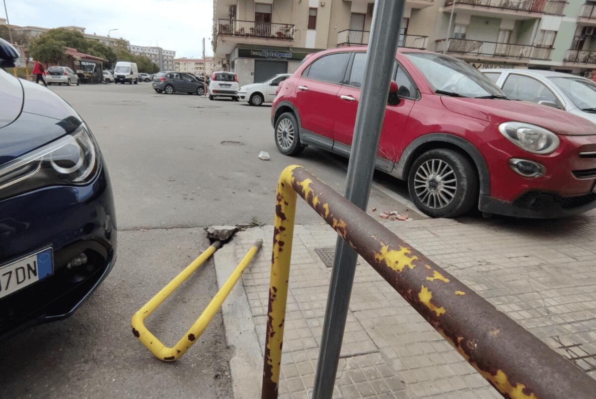 Nei quartieri di Crotone: marciapiede con trappola, occhio ai pericoli - 