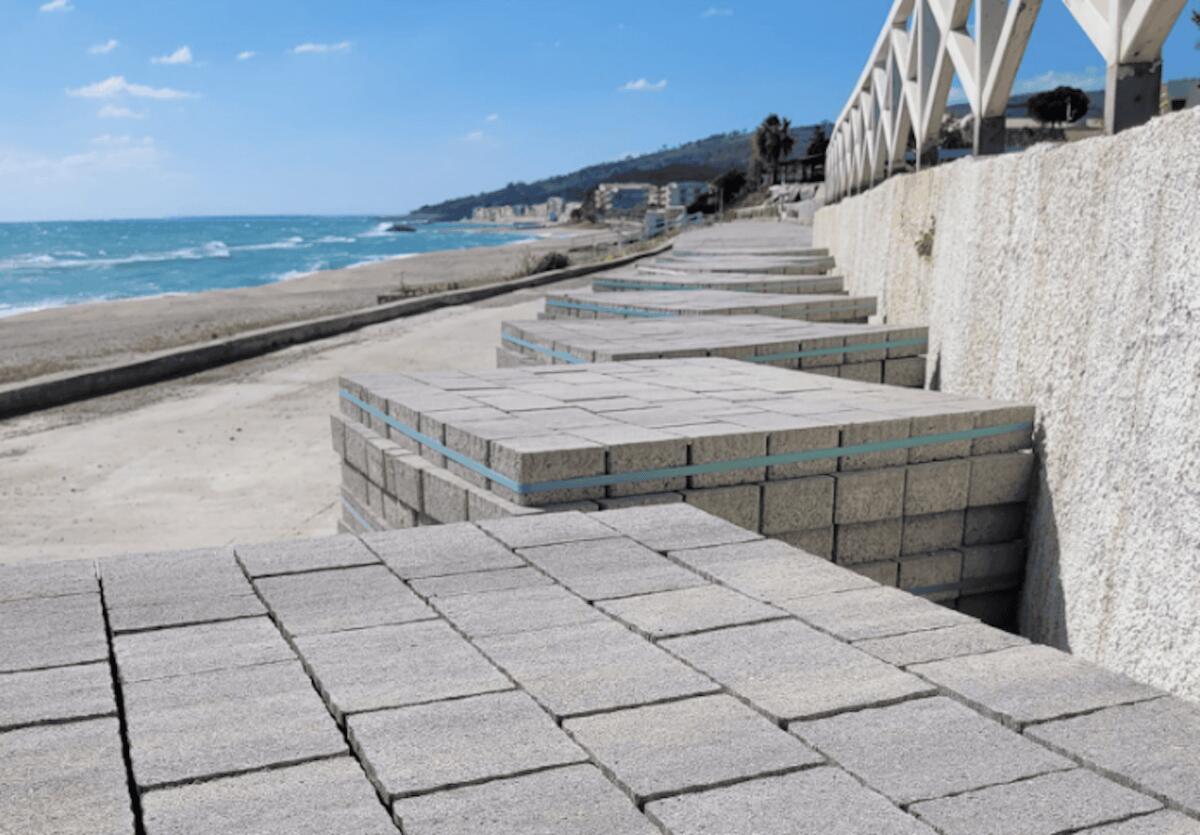 Melissa (KR) - Il "Limite Valicabile" approda sulla spiaggia - 