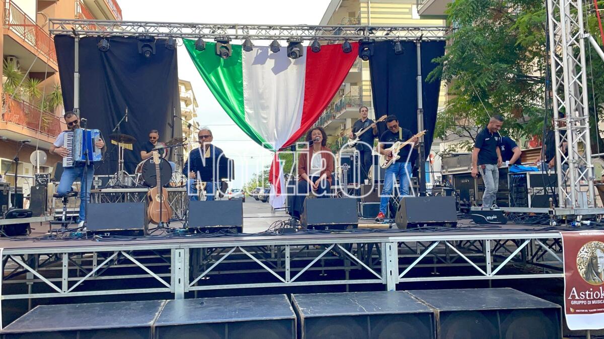 (VIDEO) Crotone - Si continua con la musica in via Roma - 
