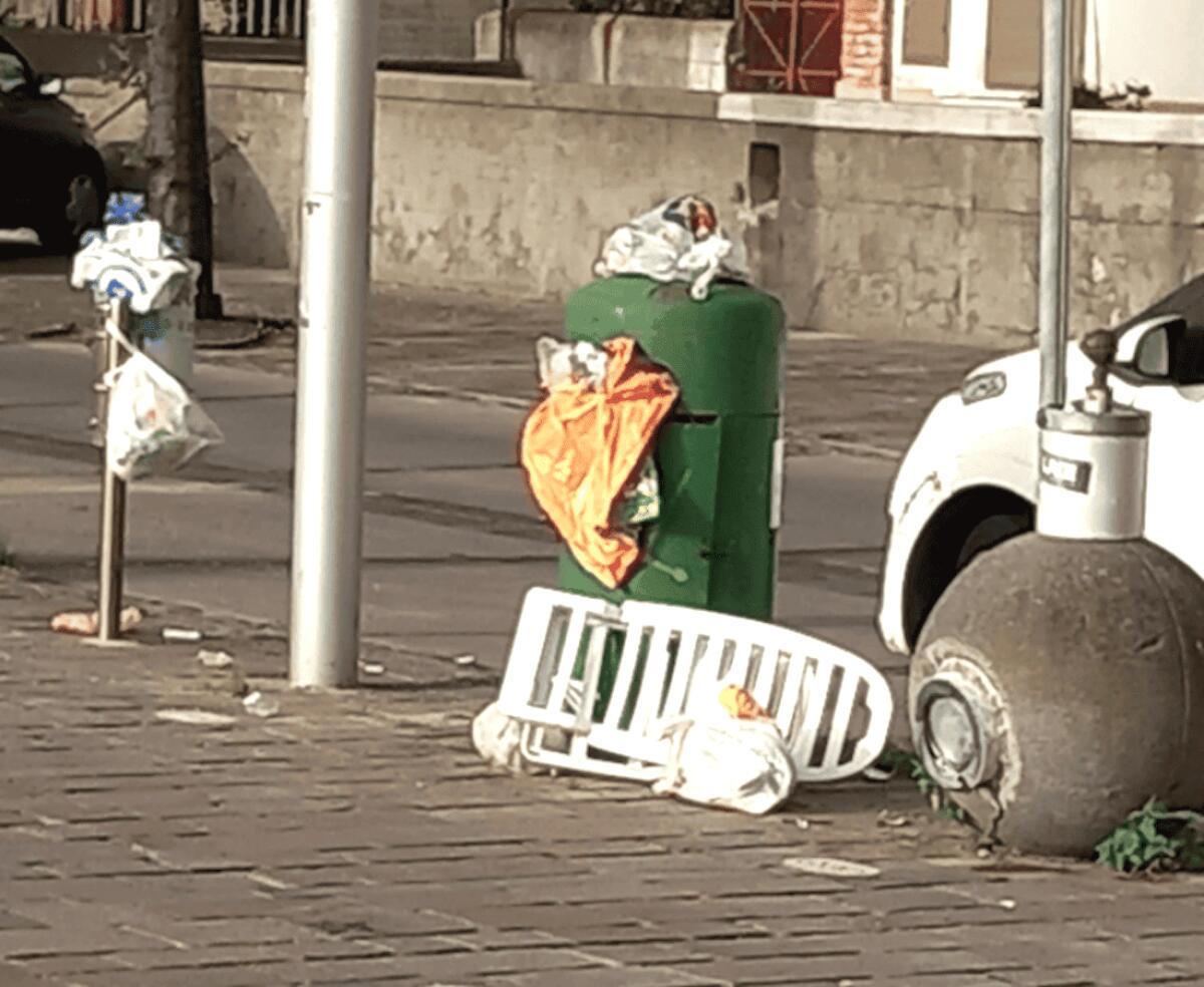 (Foto) Nei quartieri di Crotone: spazzatura sul lungomare, serve buon senso ma i anche servizi - 