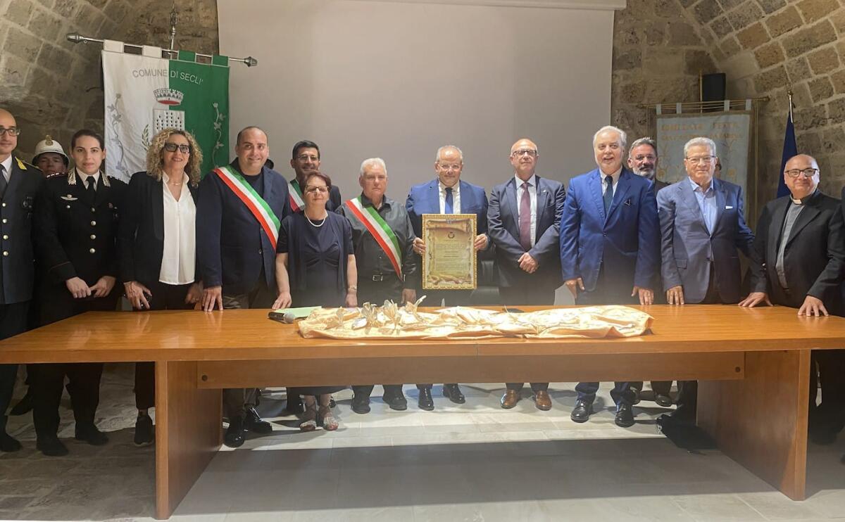 Seclì: Michele Affidato realizza il “Giglio d’Argento” per Sant’Antonio da Padova - 