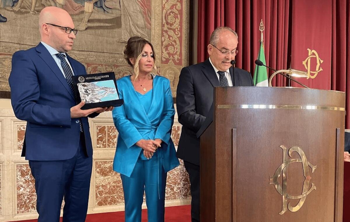 Ricordo per Jole Santelli: Affidato realizza il premio per il presidente Fontana - 
