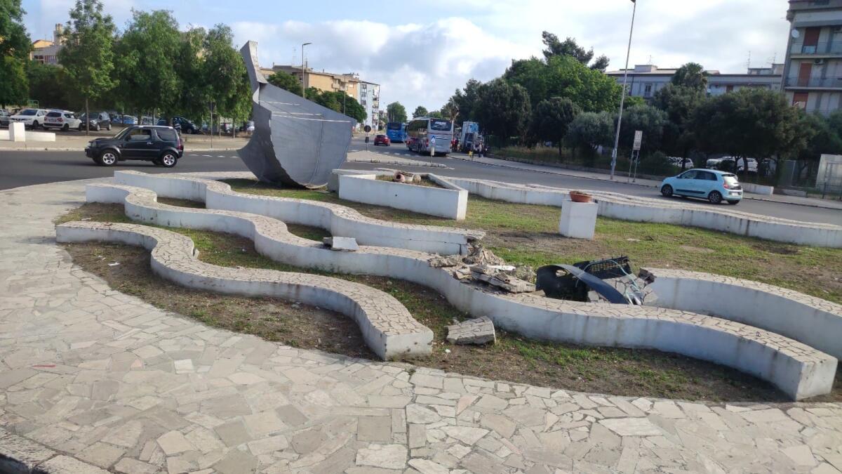 Crotone, passa il tempo e i danni rimangono in Piazza Caputi - 